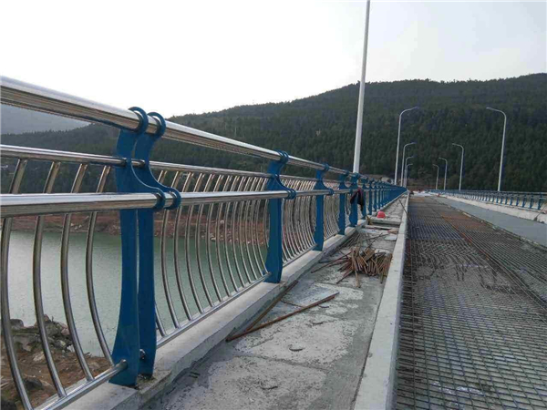 东城不锈钢桥梁护栏的特点及其在桥梁安全中的重要作用